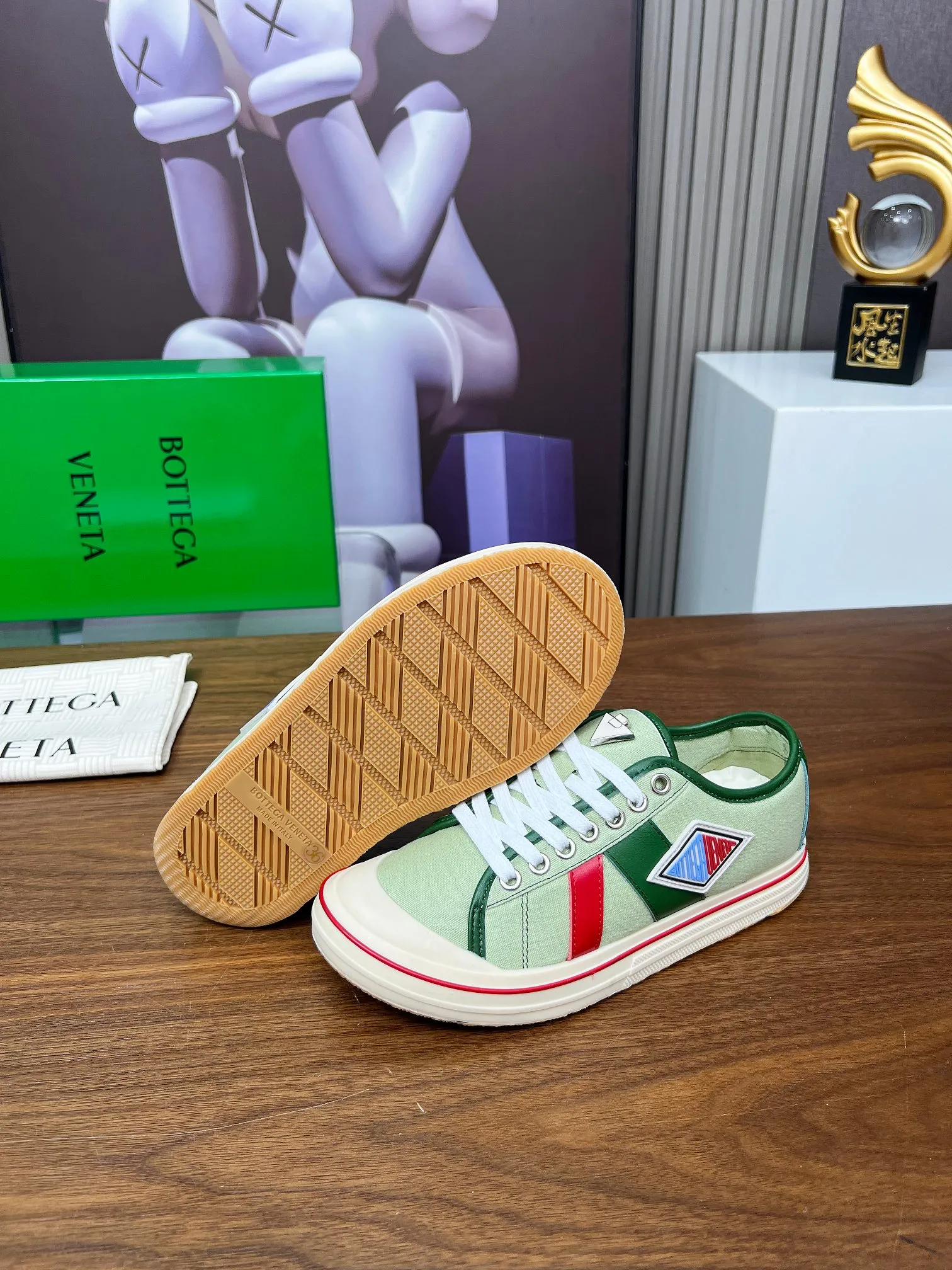 Men's men's shoes 💰500💰 Bottega Veneta BV's latest Eliot series retro basketball shoes casual sports canvas shoes will become gods once it is launched‼ ️ Inspired by retro basketball sneakers, the color combination highlights youthful vitality and perfectly interprets the theme of youth and childlike innocence. The details are also very particular. The summer canvas brings excellent durability and comfort. Designs such as calfskin trim, rubber toe caps and hand-painted retro red lines are full of retro feel. The round toe and convex sole add a modern feel and are suitable for various styles. Easily create a fashionable atmosphere. The upper foot is the focus...can be worn as a couple's shoes...The red lines on each shoe edge are hand-painted, which adds more taste and attitude! ✦Fabric: Original customized high-density canvas + cowhide ✦Inner: original customized breathable canvas ✦Insole: movable latex cowhide insole ✦Sole: original molded non-slip and wear-resistant TPU material ✦Sole thickness: 3cm, low-profile, single shoe ✦Number of sizes: female size 35--40, female 40 is customized and non-returnable❕ ✦Number: male size 39--45, male 45 is customized and non-returnable❗️